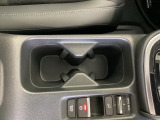 運転席/助手席どちらでも使えるカップホルダーです。