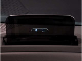 【ヘッドアップディスプレイ】現在の車速表示や目的地へのルート案内やメディア関連のリストを表示する事が可能です。視線移動を減らす事によりドライブに集中して頂けます。