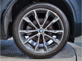 BMW純正アルミホイールです。納車時にはアルミホイールコーティングも承っております!是非ご検討下さいませ。