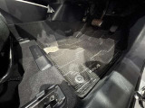 内装工程では、中古車を気持ちよくお乗りいただけるよう清掃しております。