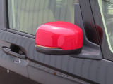 【LEDドアミラーウインカー】ドアミラーにウィンカーが付いているので、周りの車がウインカーやハザードに気付きやすくなります。右左折時や車線変更時の事故を防ぎ、安全に走行できます。