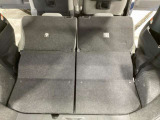 後部座席は分割可倒式ですので、状況に応じてフレキシブルに使用できます。