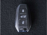 【スマートキー】鍵を持ってお車のプッシュスタートボタンを押すだけでエンジンが始動します。ドアの施錠もボタンを押すだけです。