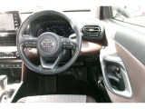 運転席の写真です。見通しのよいすっきりとした視界で、誰でも運転しやすいです。運転のしやすさは疲れにくさにも繋がりますよ♪