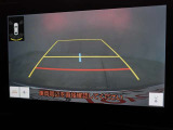 バックモニター付き。車両後方の映像を画面に表示し、駐車などの後退操作をサポートします。