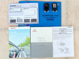 スマートキーは2個あります。ドアの開錠・施錠はもちろんですが、鍵を取り出さなくてもエンジンを始動出来ます。両手に荷物をお持ちの時でも、大変便利です。また保証書・取扱説明書もしっかり揃っています。