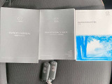 取扱説明書とナビ取扱説明書とメンテナンスノートがあり、アドバンストキーレスキーは2本あります。
