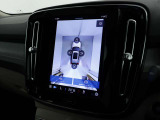 360&deg;ビューカメラは駐車枠や周囲の車両との位置関係が一目瞭然で駐車をサポートしてくれるだけでなく、車両直近の死角を減らして安全性を高める装備。ステアリング切り角に連動した進路予測線も表示されます。