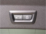 【ドライバーコックピット】人間工学に基づきドライバー中心にすべての操作パネルを設計。ドライバーが直感的に操作できる様にドライバー側にわずかに傾斜。常に運転に最適な姿勢/視線を保つ事が出来ます!