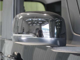 【ドアミラーウインカー】ウインカーと連動してミラー外側部分が点灯します。対向車や歩行者、並走するバイクや自転車からの視認性が上がります。