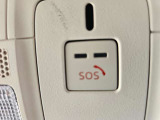 万が一の事故や急病時に心強いSOSコール。ボタン操作時やエアバッグ作動時に専門のオペレーターへ繋がり、警察・救急への通報やロードサービスの手配を迅速に行う、安心のコネクティッドサービスです。