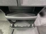 運転席と助手席の間にインストセンターに小物置きと小物入れ装備です。