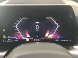 BMWのメーターパネルは選曲や、ラジオのチャンネルなども表示可能です。運転中に目線が泳ぐことなく、安全で疲れにくいです。