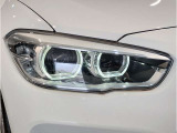 【LEDヘッドライト】先進のLEDテクノロジーを採用。放射される白色光の周波特性は太陽光に近く、バイキセノン・ヘッドライトを上回るコントラストで更に明るく輝きます!