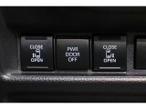 両側電動スライドドアはドアの直接操作以外にも運転席からのスイッチ操作やリモコン操作でも開閉が可能!狭い駐車場などでもドアの開閉が楽々・安心ですね!