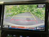 視界を遮ることなく、安全確認をサポートするモニターです。駐車場での後退時など、周囲の状況を把握し、安全運転を後押しします。