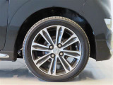 純正のアルミホイール装着車です。タイヤサイズは165/55R15です。