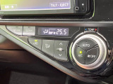【オートエアコン】一度お好みの温度に設定すれば、車内の温度を検知し風量や温度を自動で調整。暑い&hellip;寒い&hellip;と何度もスイッチ操作をする必要はありません。快適な車内空間には必須の機能ですね♪