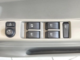 【電動格納ミラー】サイドミラーは電動格納式となっており、狭い駐車場でもキズがつくリスクを抑えられます。