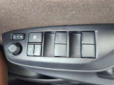 シンプルで使いやすいデザインの運転席です。
