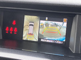 駐車や後退時に安全をサポートします。バックモニターで後方の状況を確認し、狭い場所でも安心して運転できます。