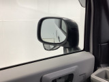 【サイドアンダーミラー】助手席側ドアミラーの下部についております。停車時・発進時などに車両左側の死角になった部分を確認するときに役立ちます。