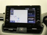 ディスプレイオーディオ搭載 ナビとしての機能はもちろん、お手持ちのスマホと連携しスマホ内の音楽を聴いたり、メッセージの受信等色々な事が出来ます