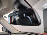 MINIではルームミラーの裏側にETCの車載器が内蔵されており、別途で車載器の購入必要なしで非常にスマート。皆様が驚かれるポイントのでもあります