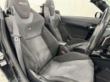 シックな色使いの運転席周りですね。すっきりとしたデザインで上品な色使いです。居心地の良い運転席、長く座ってられるリラックスできるデザインがいいですね。