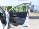 運転席側ドアの、インナードアハンドルとウィンドウなどの操作スイッチ類です。