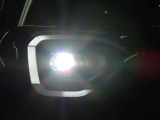 LEDヘッドライト&フロントフォグランプ キセノンに比べて明るさと照射範囲が向上し、消費電力も低減のため省燃費に貢献。周囲のリング部分はデイライトとして日中ヘッドライトOFF時も点灯します。