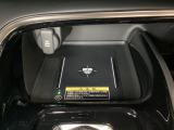 センターコンソールにはワイヤレス充電器を装備してます。Qi(チー)規格対応のスマートフォンなどを置くだけでワイヤレスで充電可能です。またスマートフォンの充電可能なUSB端子なども別途装備しています。