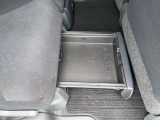 後部座席下には収納BOXと収納スペースがございます!