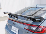 テールゲートスポイラー・CIVIC TYPE R用テールゲートスポイラーのデザイン・実効空力機能をCIVICに最適化。・ウイング下面の鋸刃(シェブロン)形状により乱流を低減し、車両安定性の向上。