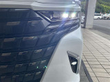 LEDヘッドライトです。デザイン性がよくとても明るいので、夜間の走行や悪天候でも安心です。しかも長寿命!