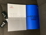 メンテナンスノート【点検整備記録簿・保証書】、取説も揃ってます。スマートキーはバッグなどにしまったままボタン操作でエンジンの始動・停止ができて大変便利です。