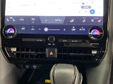 左右独立温度コントロールフルオートエアコンです。運転席、助手席それぞれで独立して温度設定ができます。
