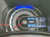 走行速度やエンジン回転数、燃料残量などを一目で確認できるメーター。運転に必要な情報をわかりやすく表示します。