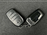 【スマートエントリーシステム】キーをポケットやバッグから取り出さなくてもドアの開閉やエンジンスタートができるすぐれものです。車の乗り降りも「スマート」に決めましょう♪