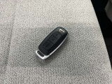 付いてて便利!とても人気の高い装備のスマートキーシステム。キーを携帯しているだけで、ドアロックの開閉並びにエンジンの始動が可能な装備です。