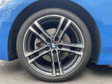 BMWならではの卓越した走りを支えるホイールと足回りです!日本車の走りに慣れている方にもぜひ体感して頂きたいほど、高いレベルでまとまっています!純正18インチアルミホイール。