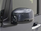 ◆ドアミラーウインカー◆ドアミラーにウインカーを装備しています。対向車に自身の進行方向を合図し安全に運転できます。
