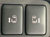 【両側パワースライドドア】スマートキーや運転席のスイッチで後席両側スライドドアの開閉が可能♪電動だから力を入れてドアを開ける必要が無く、小さなお子様でも簡単に開け閉めでき快適です♪