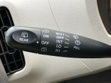 雨天時でも視界を確保し、安全運転をサポート。レバー操作も簡単で使いやすいです。