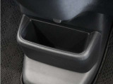 ◆センターロアボックス◆インパネ中央の下部には、ごみ箱としても使用する事ができるセンターロアボックスを装備しております。