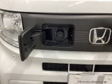 普通充電はフタを直接押し、急速充電は車内のボタンを操作して開け、あとは充電コネクターを差すだけで充電開始します。簡単な充電操作と、フタの開け方を変えることで差し間違いを防げる安心感。