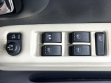 【電動格納ミラー】サイドミラーは電動格納式となっており、狭い駐車場でもキズがつくリスクを抑えられます。