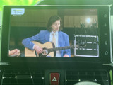 停車時に映像を楽しめるTV画面。後部座席の乗員も快適に過ごせる空間を演出します。