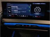 【ⅰドライブナビゲーション】文字情報も鮮明に表示する高解像度カラーディスプレイを採用。視認性に優れた地図デザインと特徴的な建造物を目印にした描写表示で現在位置を把握できます。地図データの更新も可能です