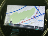鮮明な地図表示で、運転中のルート確認が容易です。最新の交通情報も確認でき、スムーズなドライブをサポートします。